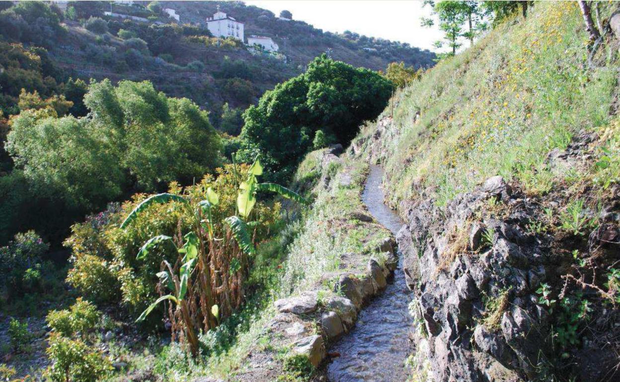 Imagen de la acequia por la que se ampliará el sendero de los molinos entre Árchez y Canillas de Albaida. 