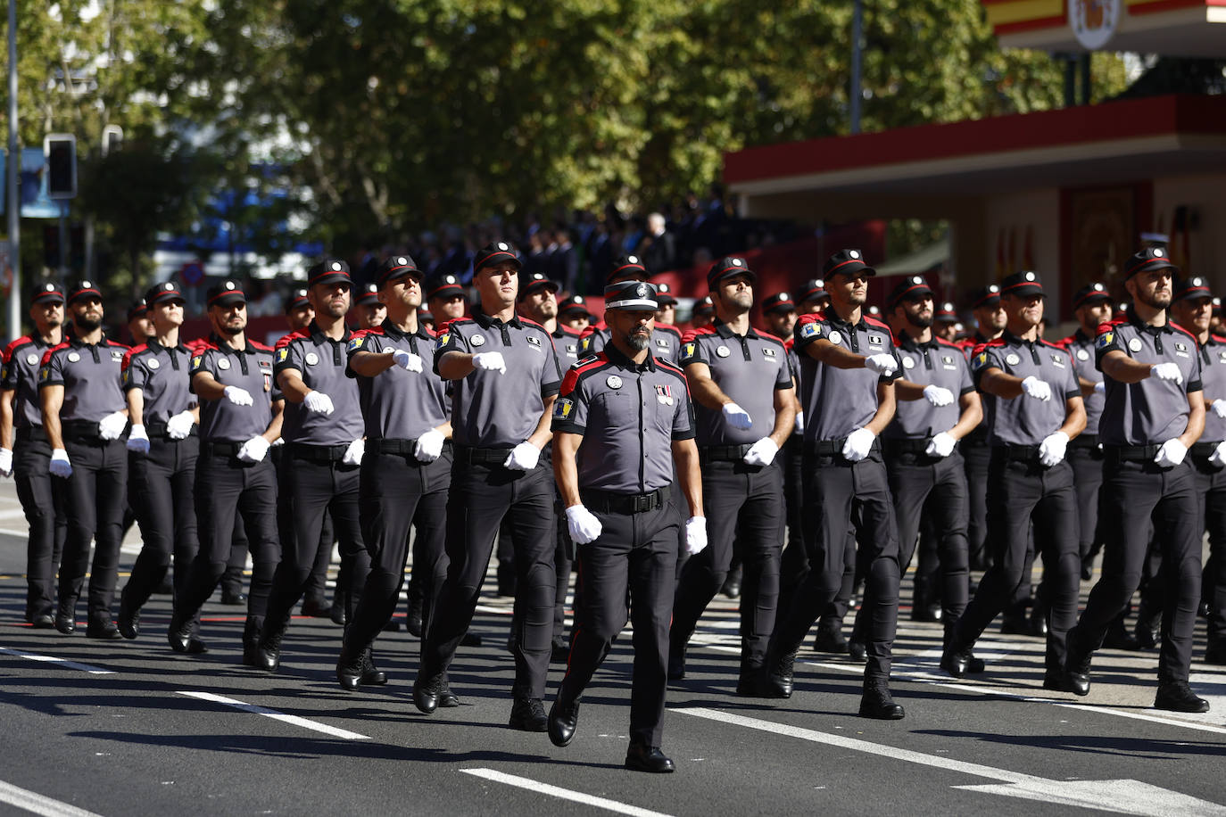 Integrantes de la Policía canaria que participaron en el despliegue por el volcán de La Palma desfilan ante el Rey. 