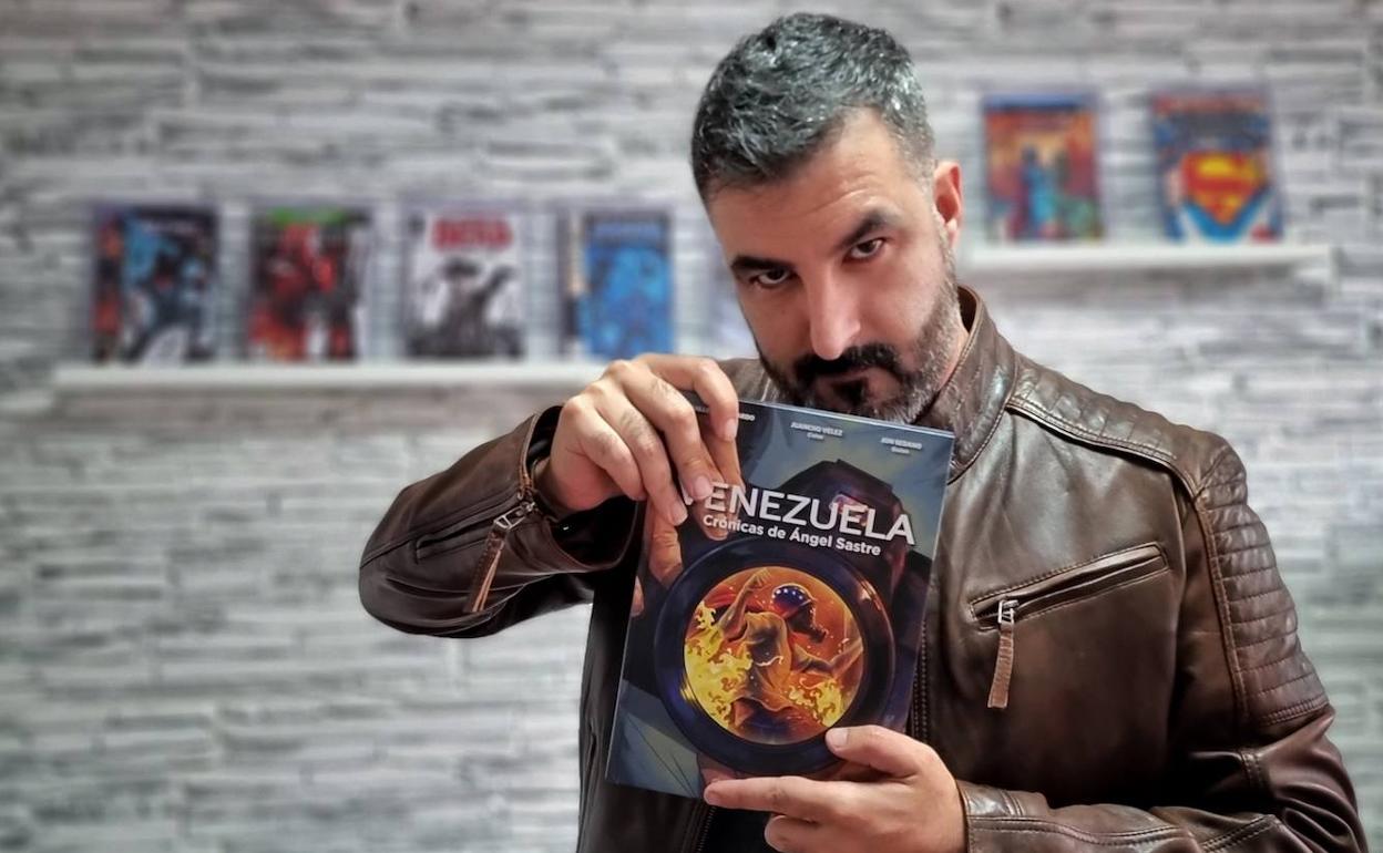 Jon Sedano, con la portada de cómic 'Venezuela', en el que relata el país desde la óptica del periodista Ángel Sastre.