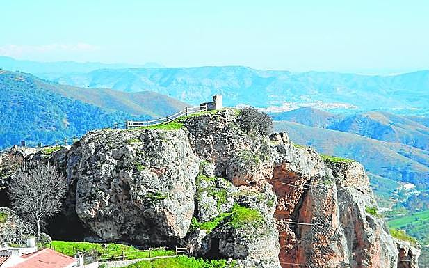 Desde el mirador que hay en el castillo se divisan pueblos como Pizarra. 