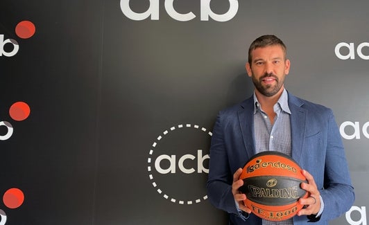 Marc Gasol, ejerciendo de presidente del Girona en la sede de la Liga. 