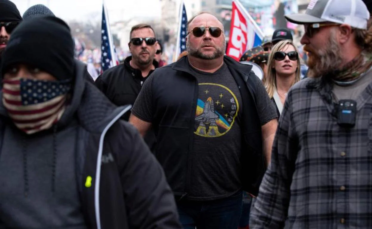 Alex Jones (centro) se unió a los partidarios del presidente estadounidense Donald Trump durante el asalto al Capitolio. 