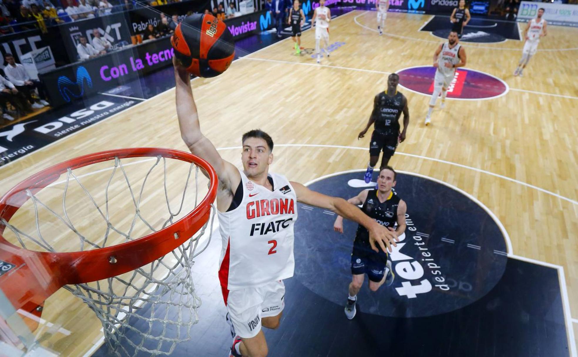 Maxi Fjellerup machaca en el partido entre el Tenerife y el Girona. 