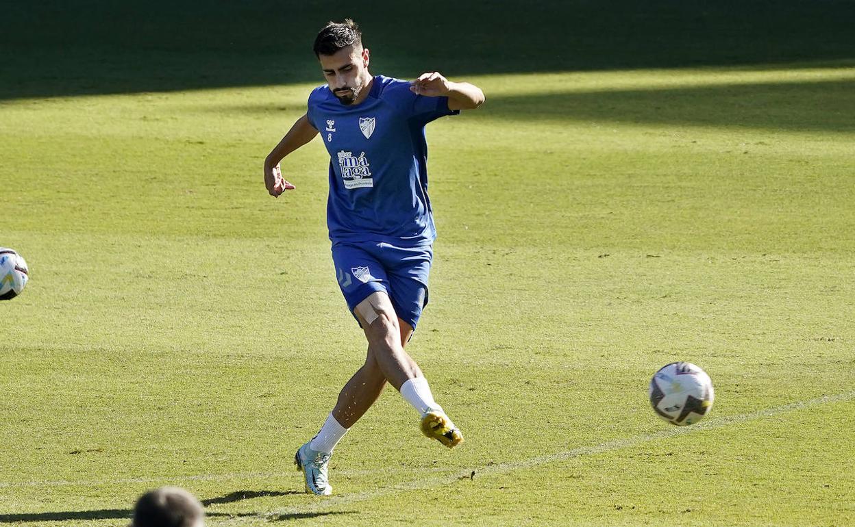 El jugador del Málaga Luis Muñoz remata un balón durante el entrenamiento de ayer.
