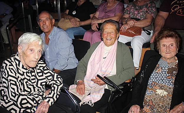 Imagen principal - En la primera foto, María Villalba, Manuel Pérez, Soledad Ramírez y María Aranda. En la segunda, Encarni Navarro, Fuensanta Sánchez y Rosa Alba. En la última imagen, Manuel López y Elvira de Lara. 