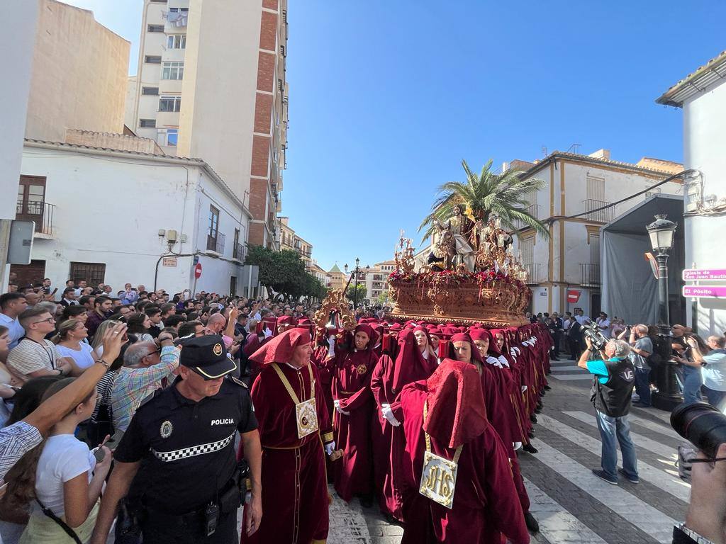 Más de 30.000 personas acudieron a los desfiles procesionales en Vélez-Málaga. 