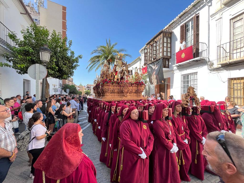 Más de 30.000 personas acudieron a los desfiles procesionales en Vélez-Málaga. 