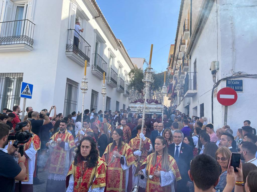 Más de 30.000 personas acudieron a los desfiles procesionales en Vélez-Málaga. 