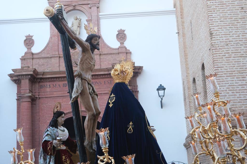 Más de 30.000 personas acudieron este sábado a los desfiles procesionales en Vélez-Málaga. 