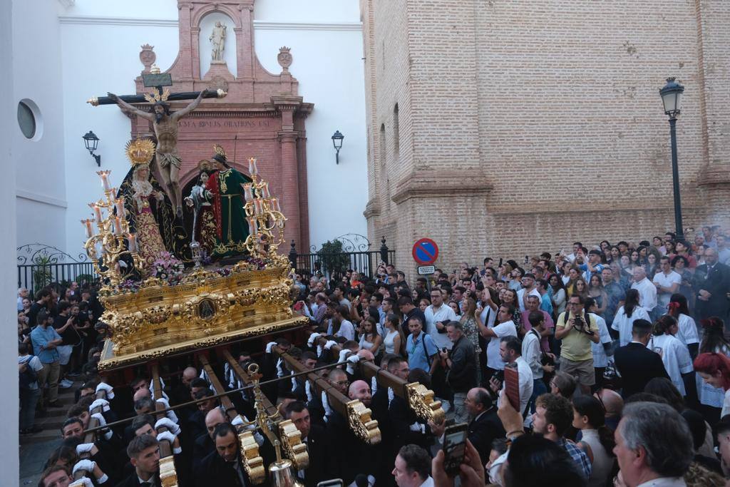 Más de 30.000 personas acudieron este sábado a los desfiles procesionales en Vélez-Málaga. 