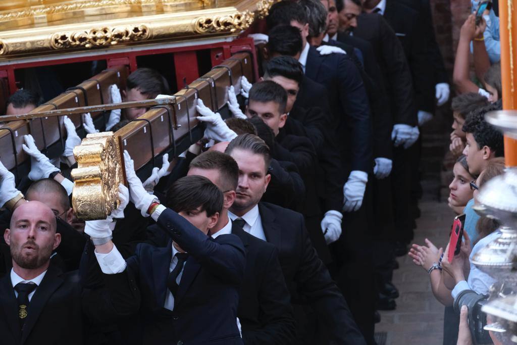 Más de 30.000 personas acudieron este sábado a los desfiles procesionales en Vélez-Málaga. 