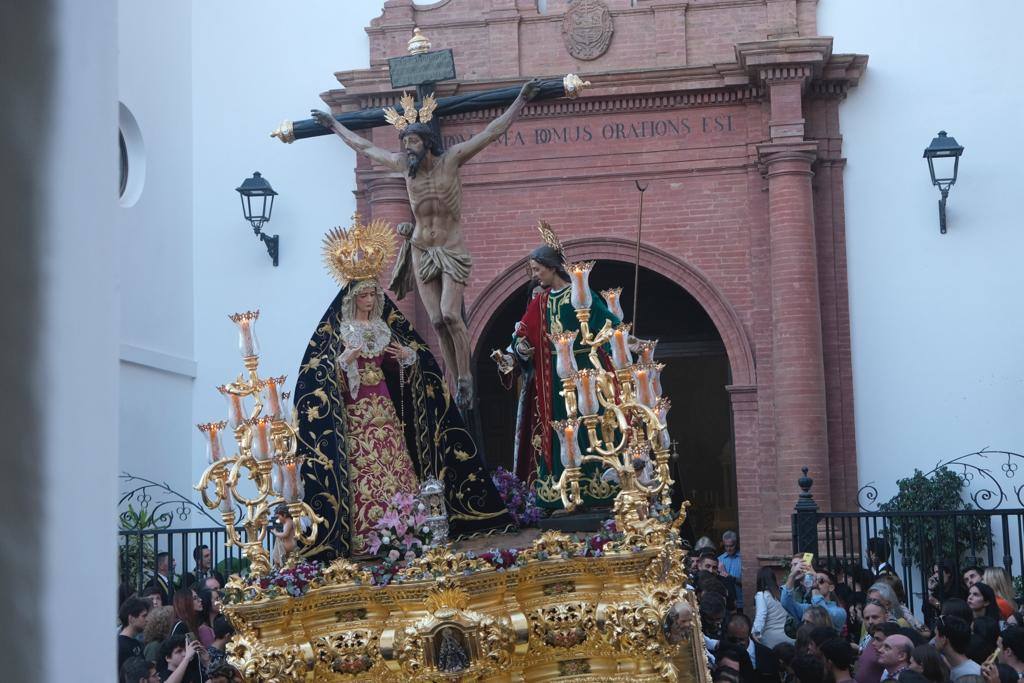 Más de 30.000 personas acudieron este sábado a los desfiles procesionales en Vélez-Málaga. 