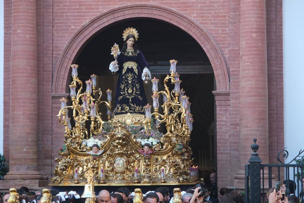 Más de 30.000 personas acudieron este sábado a los desfiles procesionales en Vélez-Málaga. 