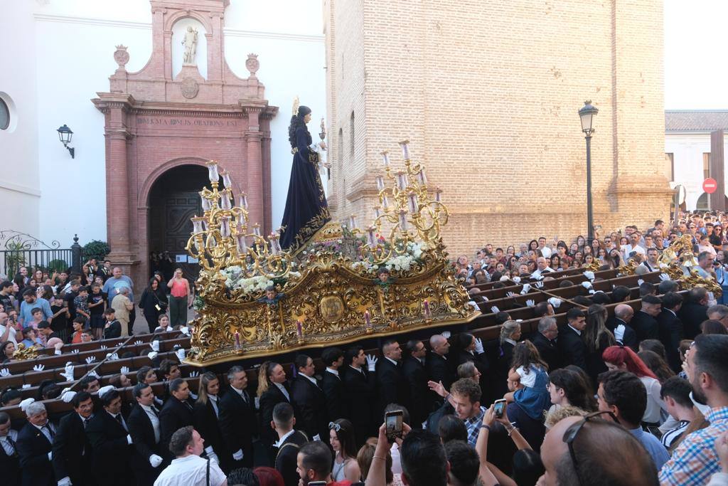 Más de 30.000 personas acudieron este sábado a los desfiles procesionales en Vélez-Málaga. 