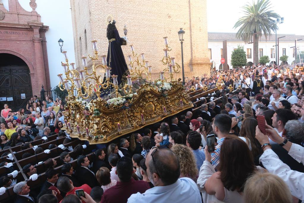Más de 30.000 personas acudieron este sábado a los desfiles procesionales en Vélez-Málaga. 