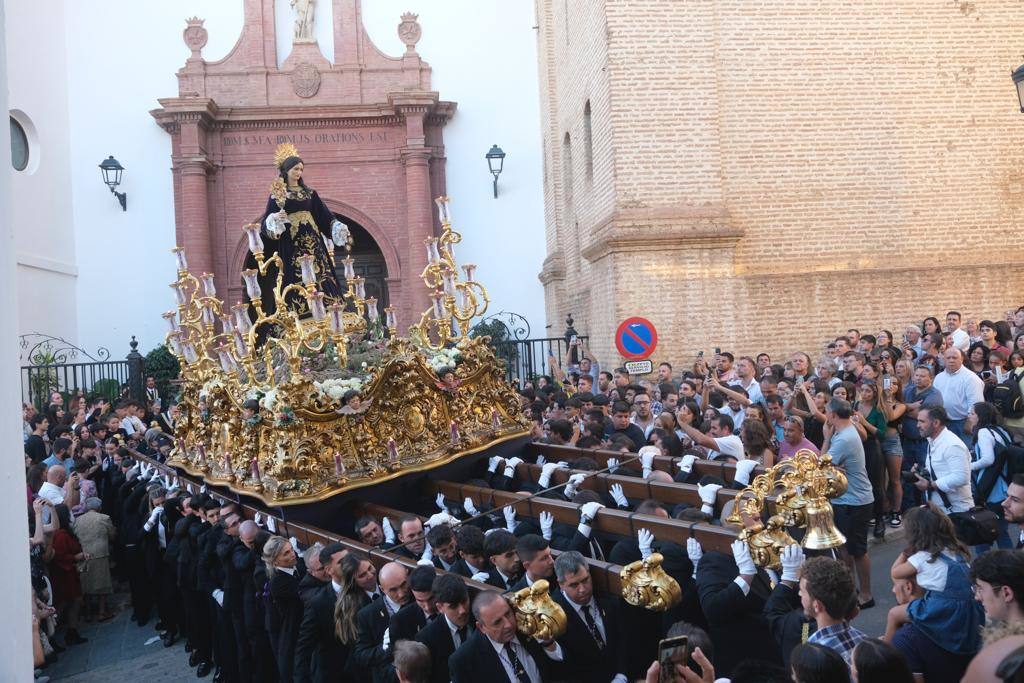 Más de 30.000 personas acudieron este sábado a los desfiles procesionales en Vélez-Málaga. 