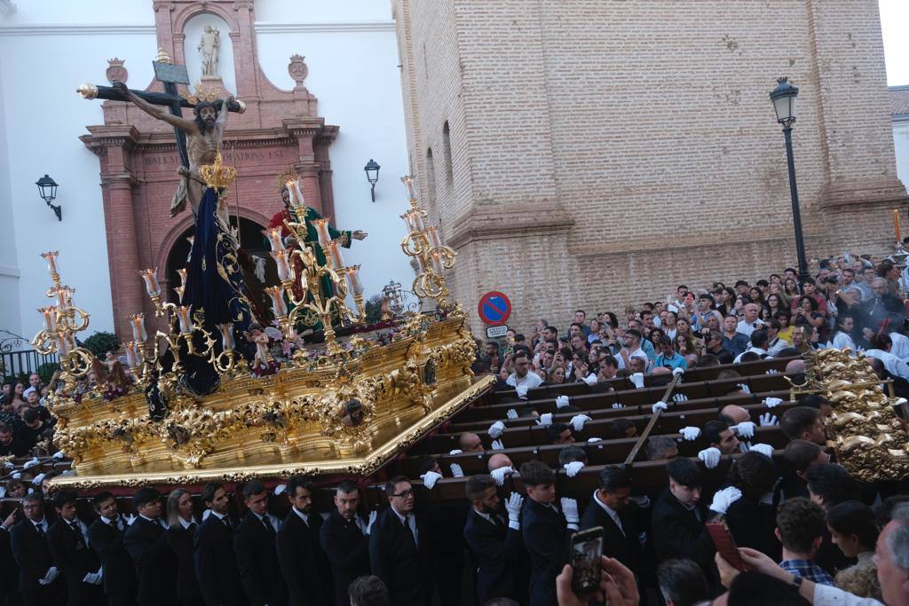 Más de 30.000 personas acudieron este sábado a los desfiles procesionales en Vélez-Málaga. 