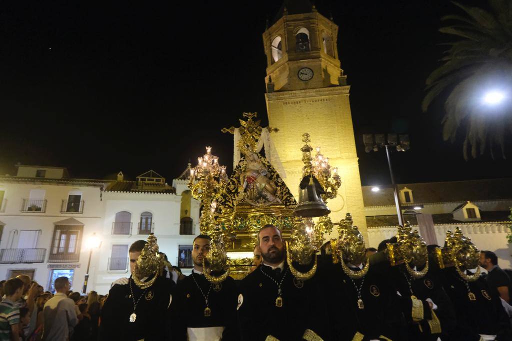 Más de 30.000 personas acudieron este sábado a los desfiles procesionales en Vélez-Málaga. 
