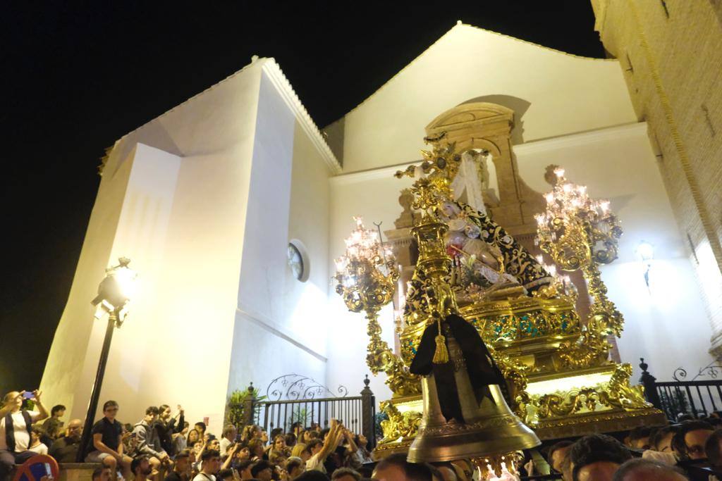 Más de 30.000 personas acudieron este sábado a los desfiles procesionales en Vélez-Málaga. 