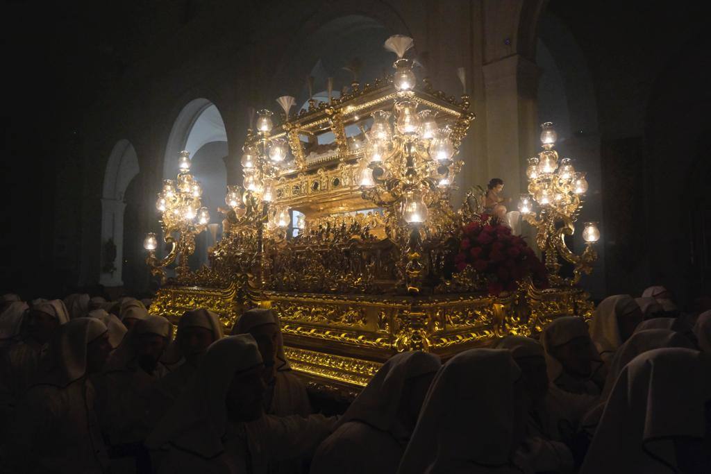 Más de 30.000 personas acudieron este sábado a los desfiles procesionales en Vélez-Málaga. 