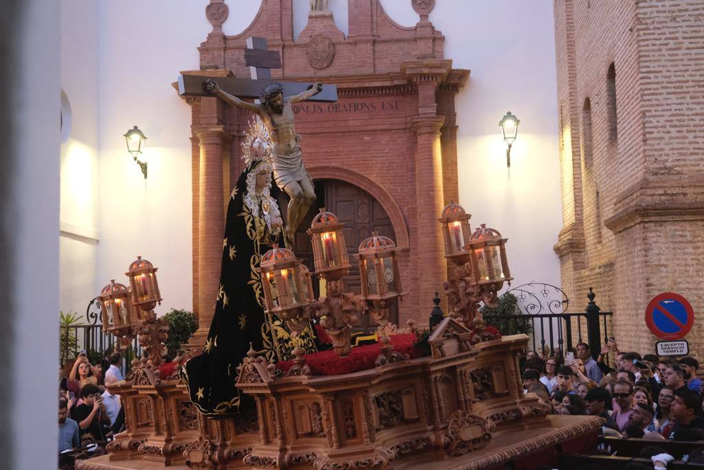 Más de 30.000 personas acudieron este sábado a los desfiles procesionales en Vélez-Málaga. 