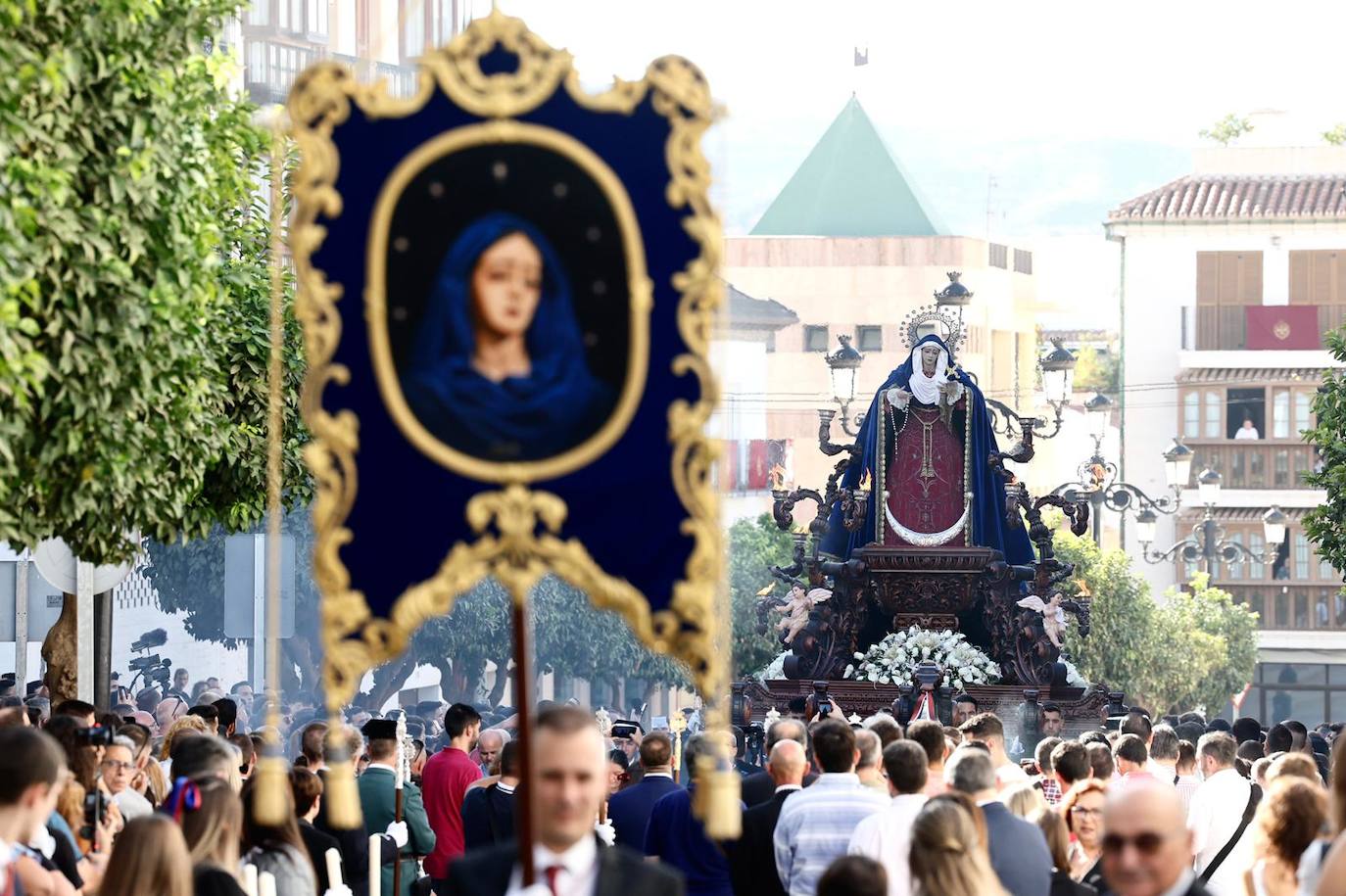 Más de 30.000 personas acudieron a los desfiles procesionales en Vélez-Málaga. 