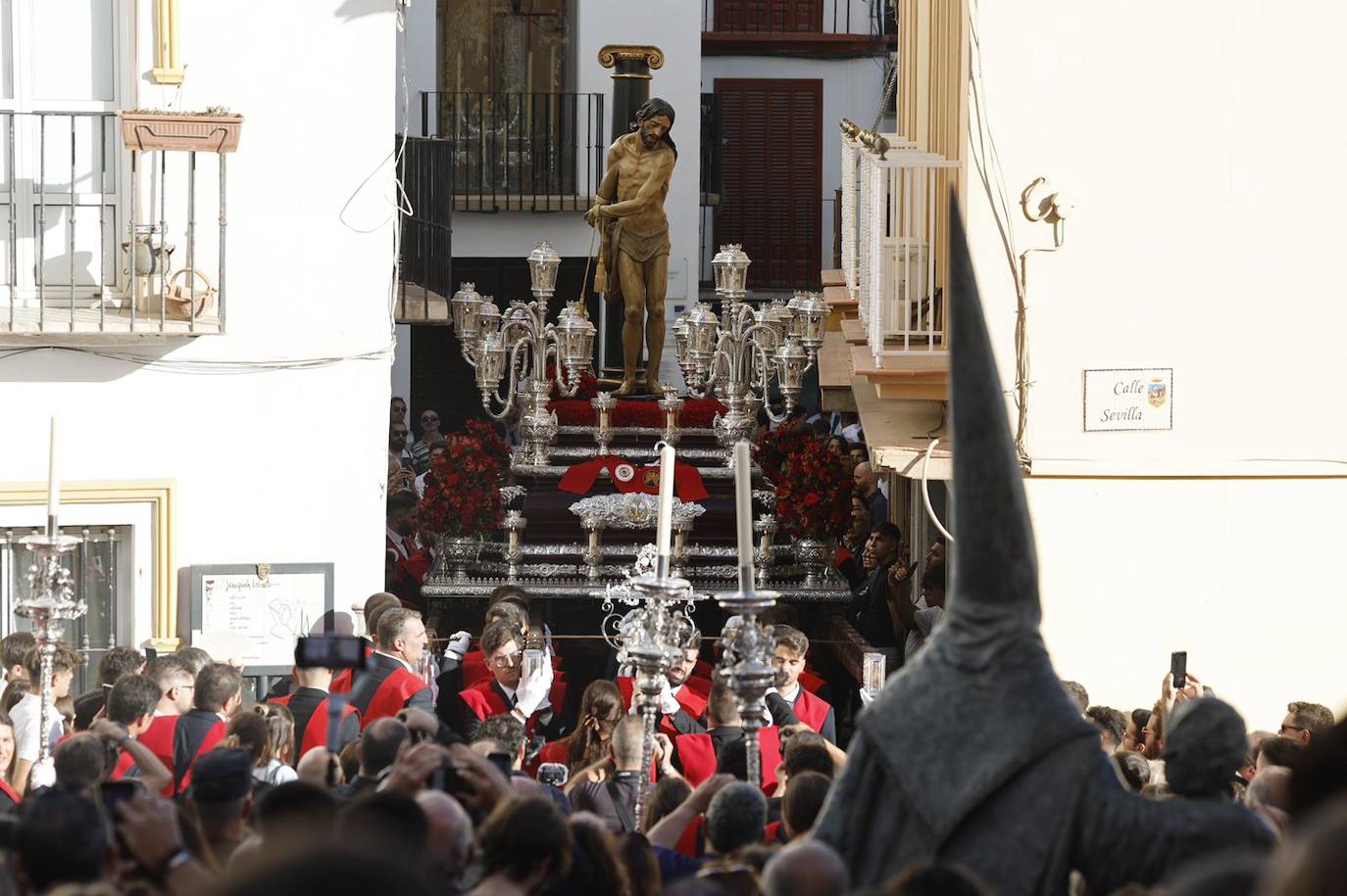 Más de 30.000 personas acudieron a los desfiles procesionales en Vélez-Málaga. 