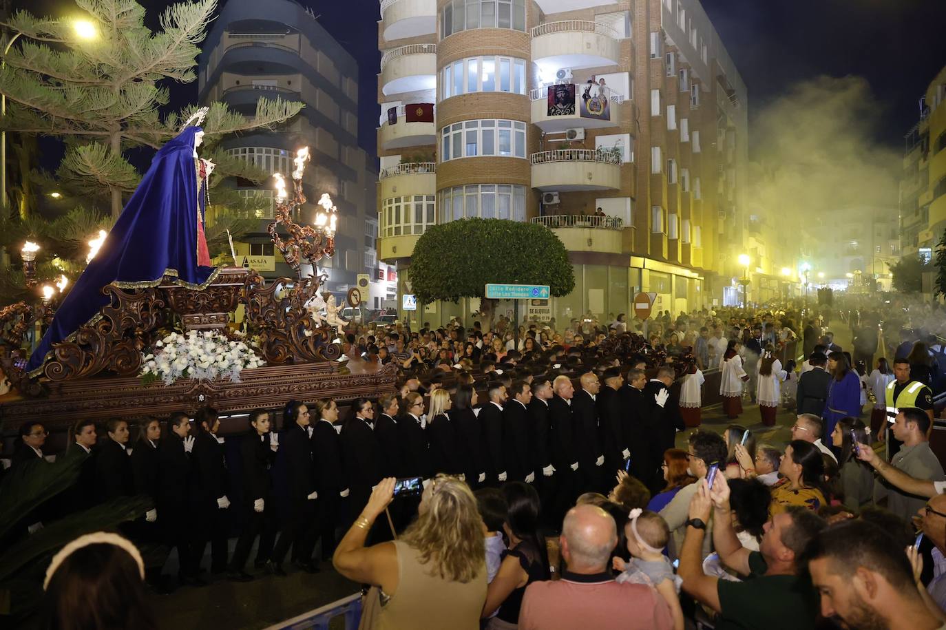 Más de 30.000 personas acudieron este sábado a los desfiles procesionales en Vélez-Málaga. 