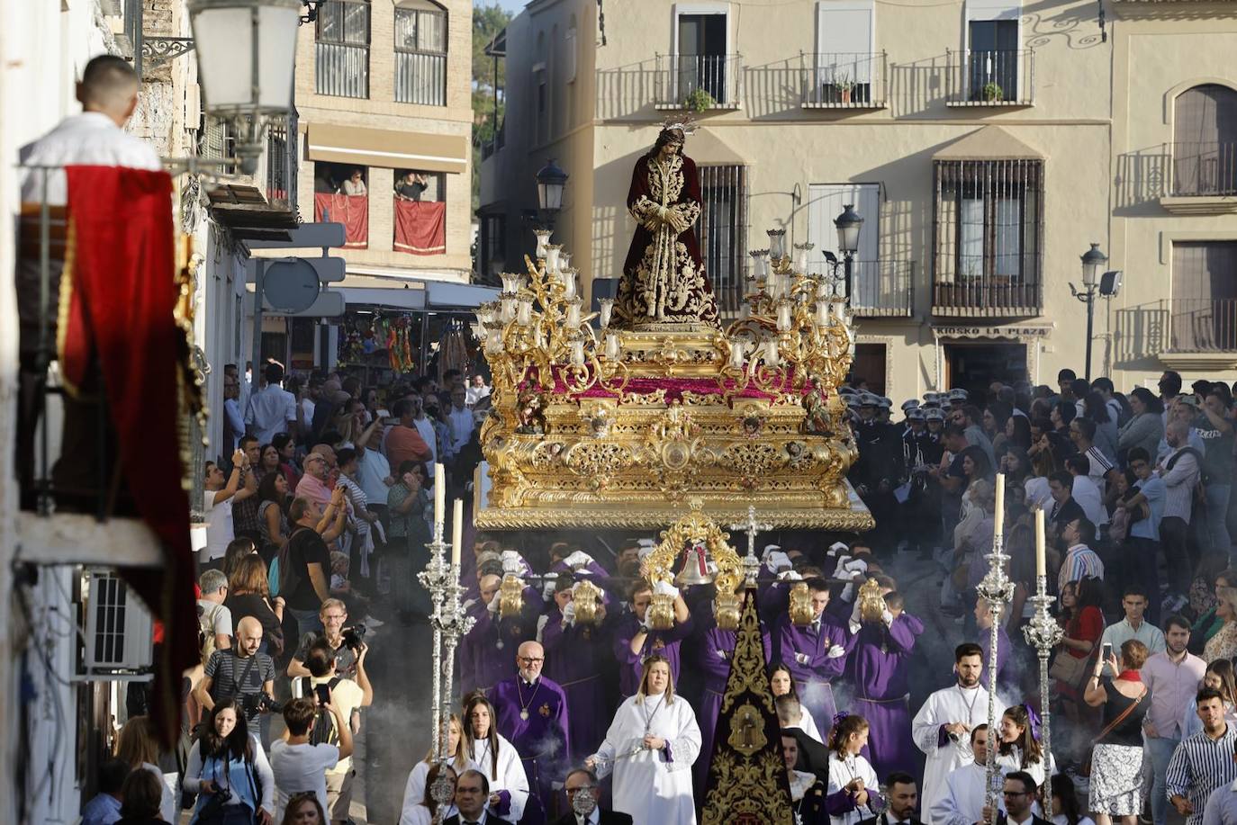 Más de 30.000 personas acudieron a los desfiles procesionales en Vélez-Málaga. 