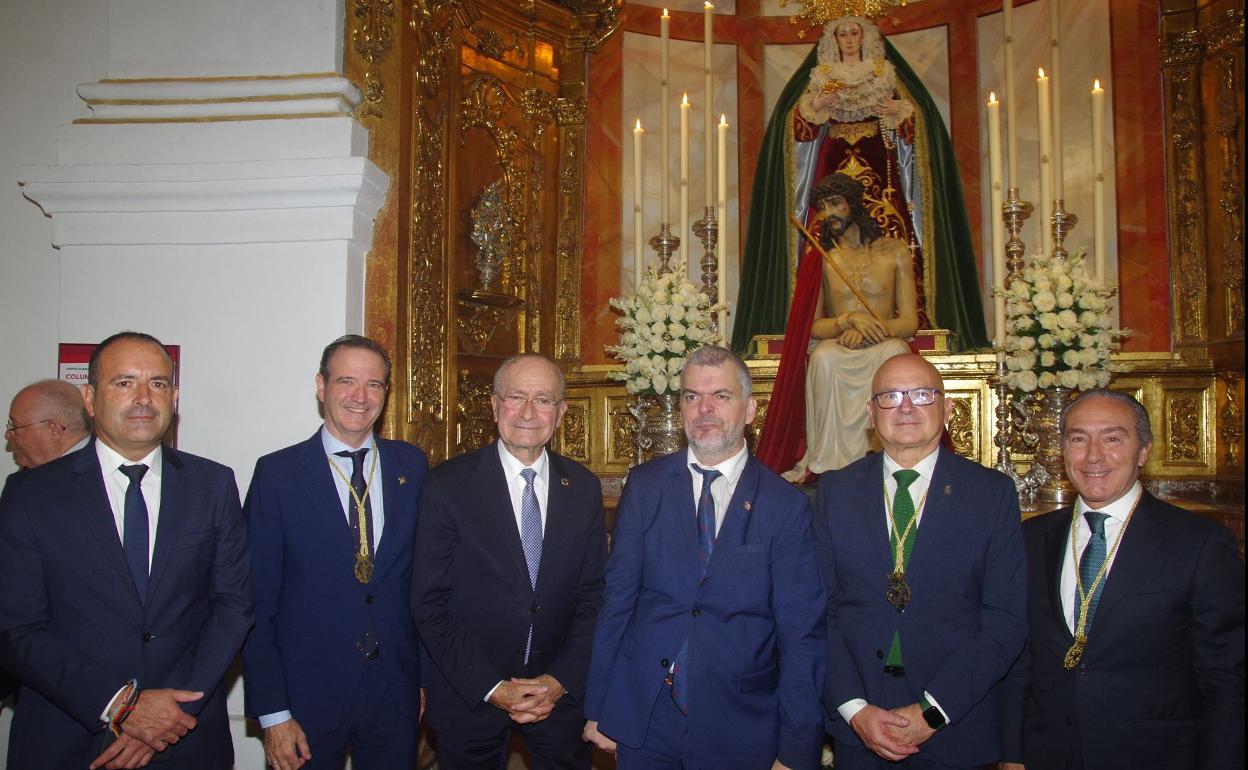 Una imagen del acto de entrega de la medalla de oro a Pedro Ramírez. De izquierda a derecha: Manolo Castillo, Pablo Atencia, Francisco de la Torre, Fran Grau, Pedro Ramírez y Jorge Alcántara. 