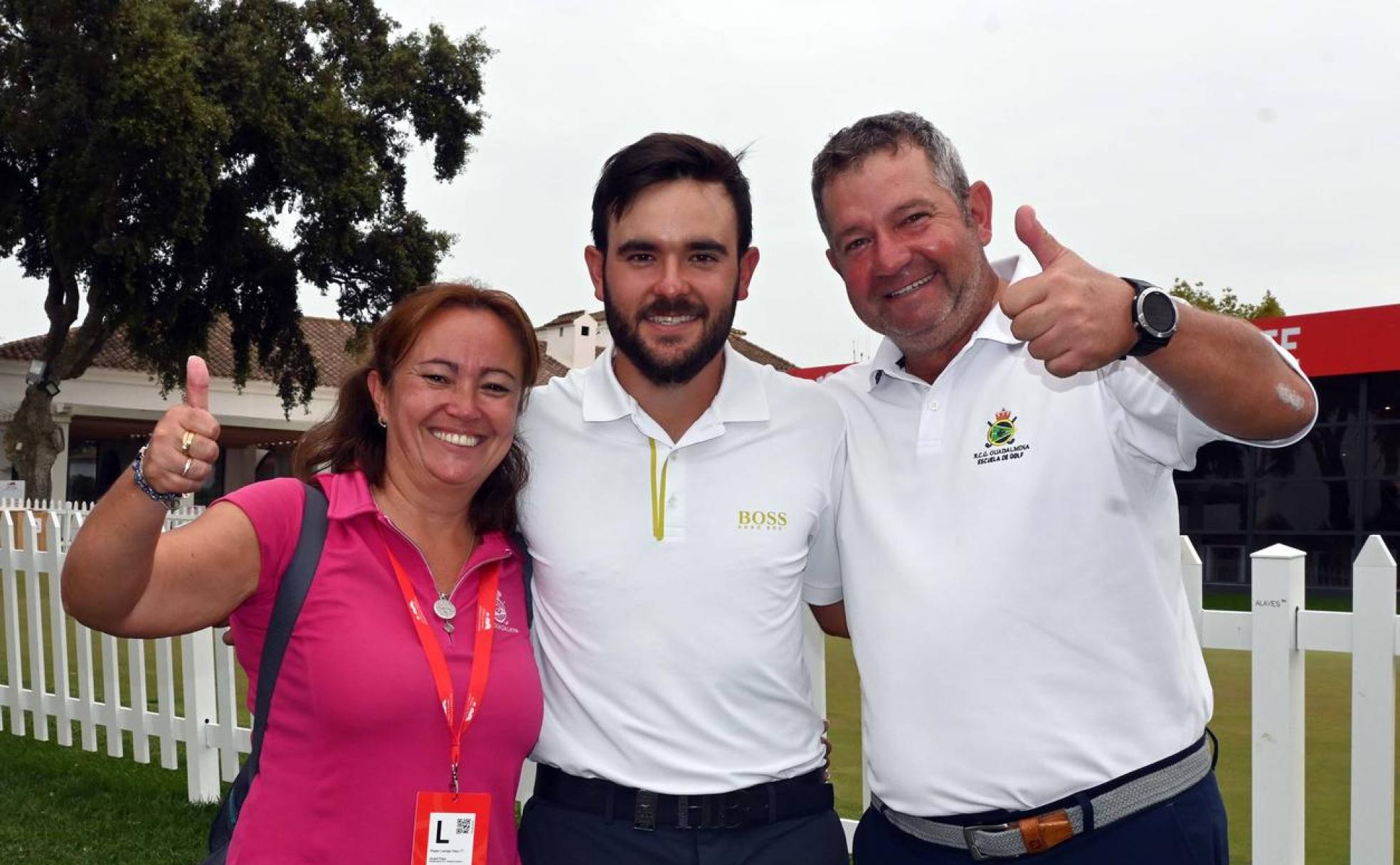Ángel Hidalgo posa para SUR con sus padres al término de su participación en el Andalucía Masters. 