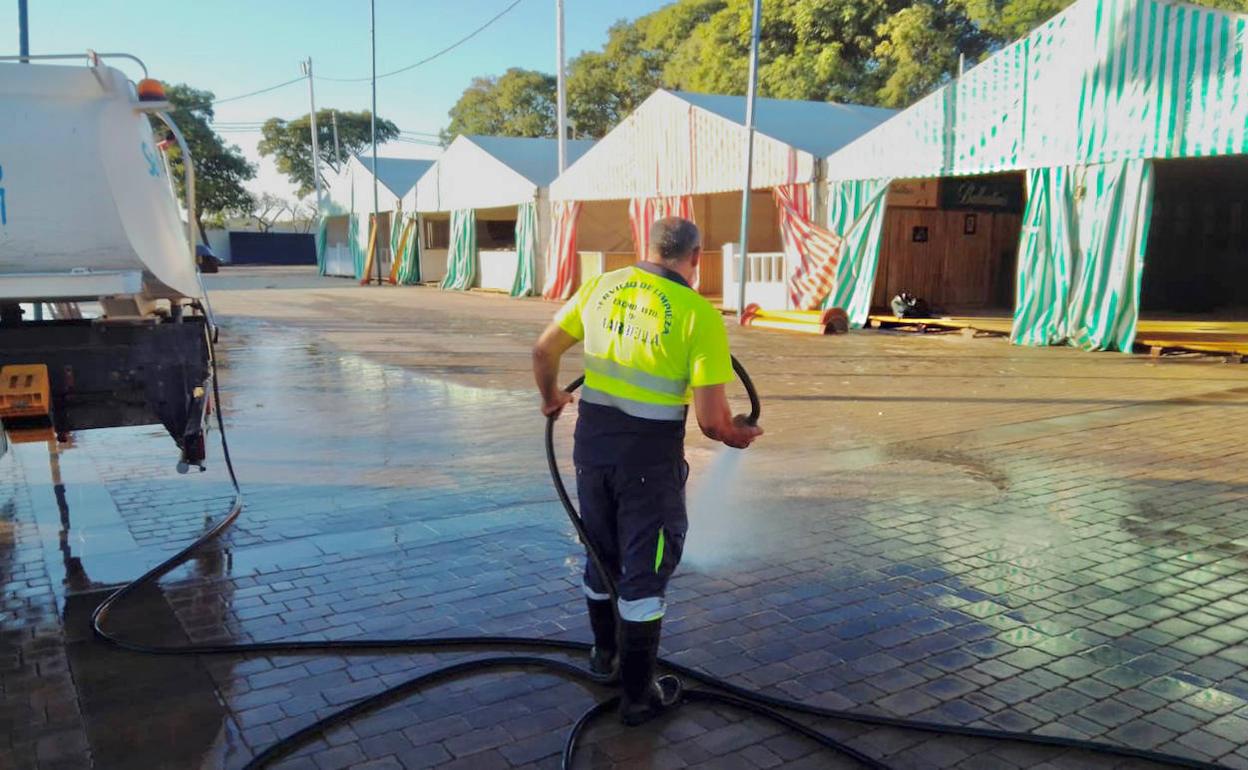 Operario de limpieza ultimando el adecentamiento de nuevo recinto de La Caridad. 