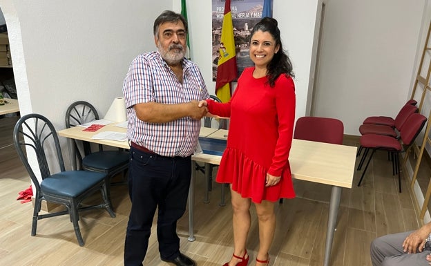 Gabriel Broncano y Patricia Gutiérrez, este domingo en la sede del PSOE nerjeño tras conocer el resultado. 