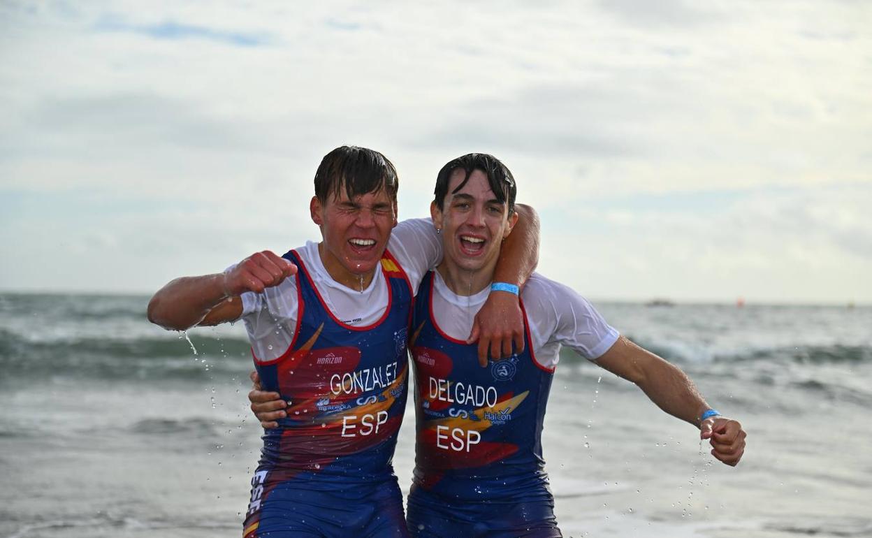 Ricardo González y Marcos Delgado celebran su triunfo en la prueba. 