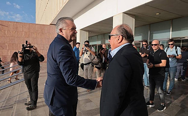 Francisco Valverde saluda a Javier Olmedo, ambos de la APA, a su llegada a los juzgados. 