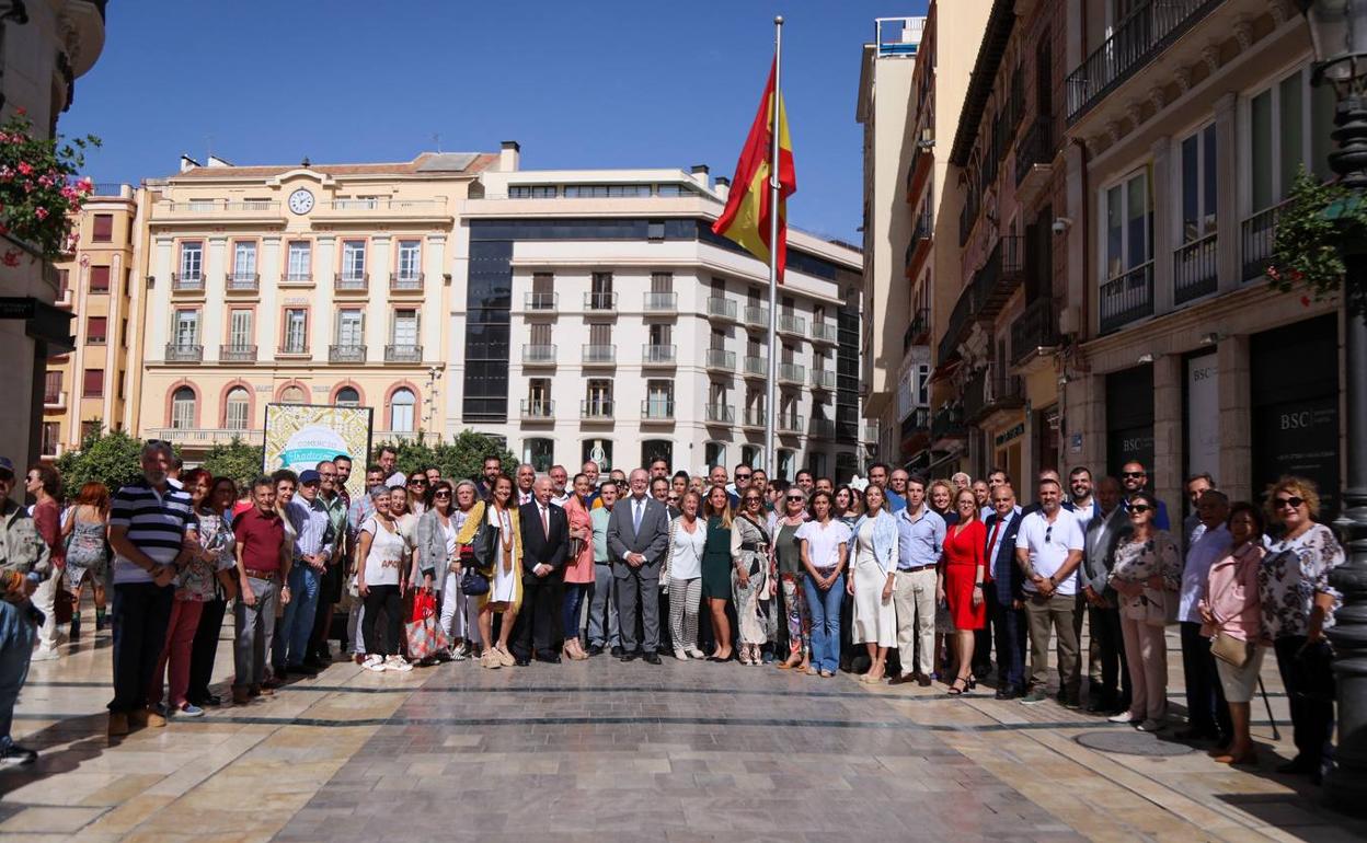 Los comerciantes reconocidos posan en la calle Larios. 