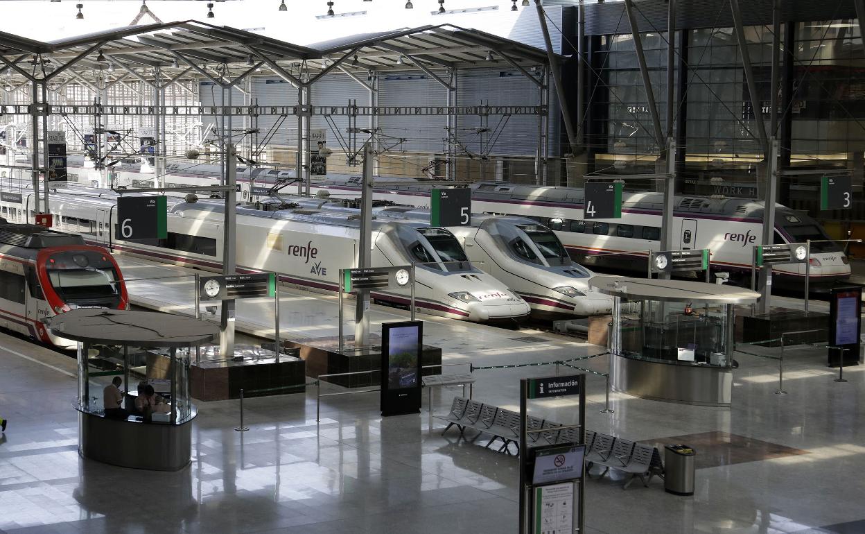 Trenes de alta velocidad estacionados en la estación María Zambrano de Málaga. 