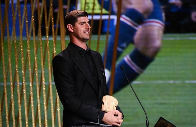 Thibaut Courtois recoge el Trofeo Yashin, que distingue al guardameta belga del Real Madrid como mejor portero del mundo. 