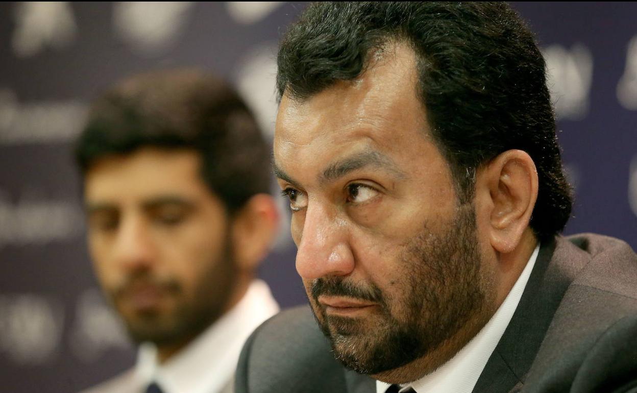 El jeque Al-Thani, junto a su hijo Nasser, en una comparecencia en La Rosaleda. 