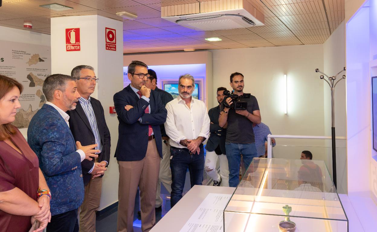 Autoridades locales, de la Junta y de la Diputación, en la inauguración del nuevo espacio cultural de Cútar. 