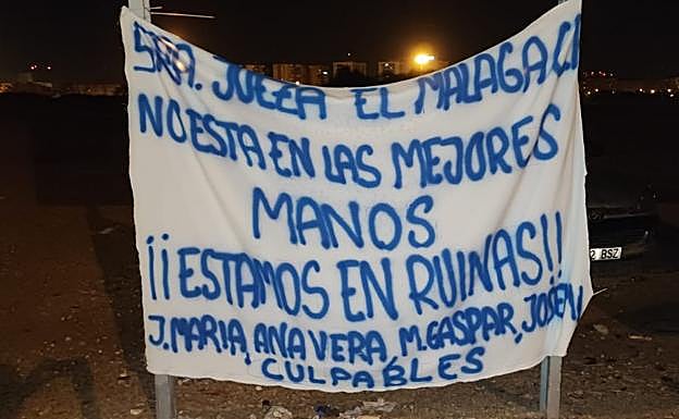 Imagen principal - Aparecen pancartas contra los dirigentes del Málaga a las puertas de los juzgados