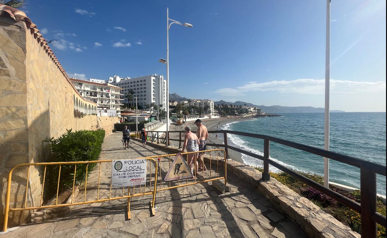 Vallas instaladas este lunes en uno de los acceso al paseo marítimo de La Torrecila en Nerja. 