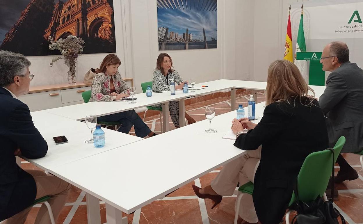 Vista de la reunión de la Junta con la directiva de Aehcos. 