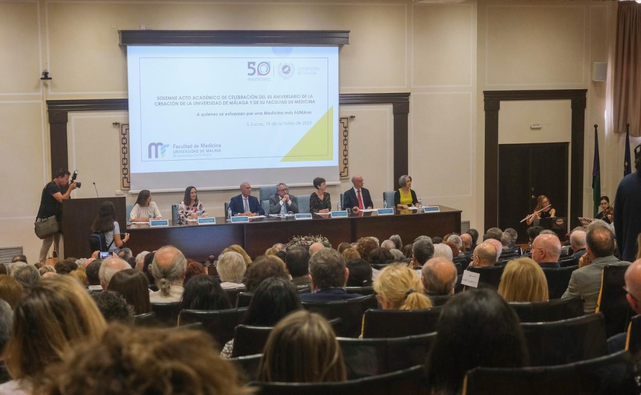 Un momento del acto celebrado este mediodía en la Facultad de Medicina de la Universidad. 