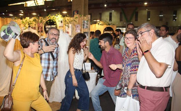 Imagen principal - Carmen Ruiz, Jesús Ruiz, Gema Ruiz, Alejandro Rico, Ana Zambrana y Juan Rico. Vanesa Martín y Miguel Ángel Galacho. Ángel Villaescusa y Esteffanie Álvarez, de Málaga Weddings. 