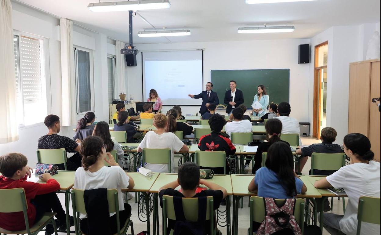 El delegado de Educación, Miguel Briones, y el alcalde torroxeño, Óscar Medina, este martes en la visita a un centro. 