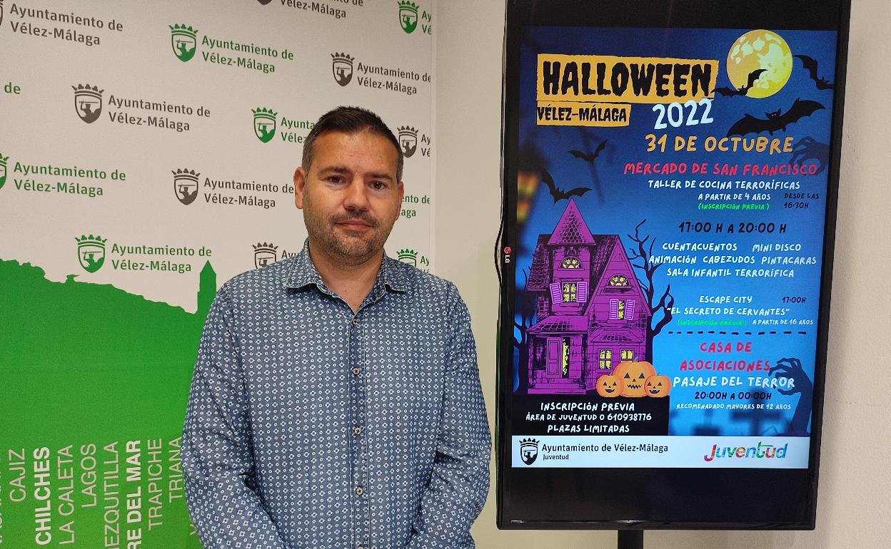 El edil de Juventud, J. Hipólito Gómez, en la presentación de las actividades de Halloween en Vélez-Málaga. 