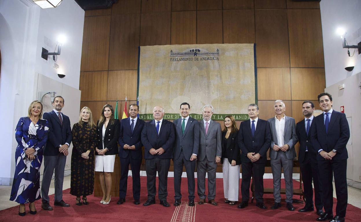 Juanma Moreno, Jesús Aguirre y Antonio Sanz, con Mellado y los miembros del consejo de la RTVA. 
