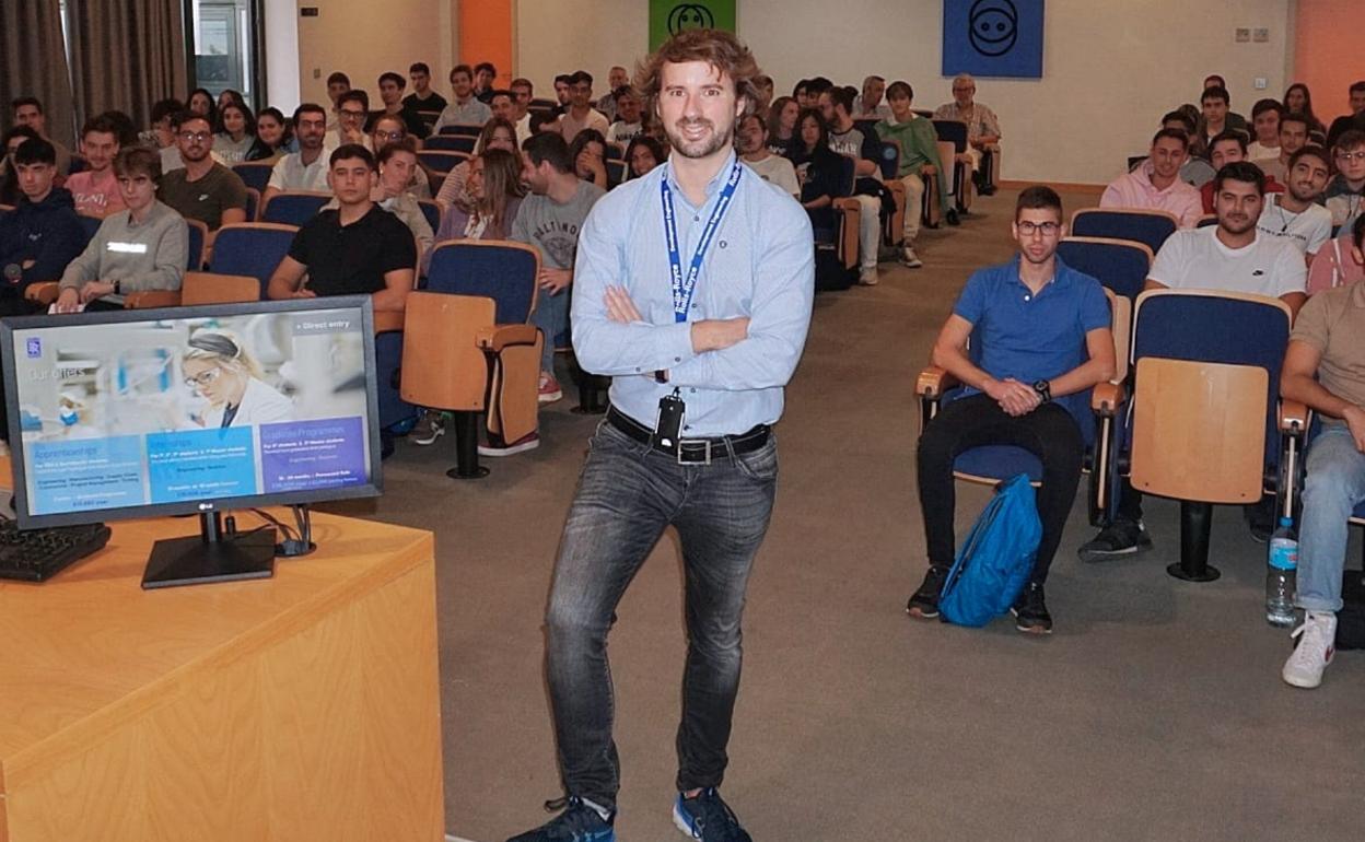 Álvaro Rojas, ingeniero malagueño de Rolls-Royce, durante su presentación en la UMA. 