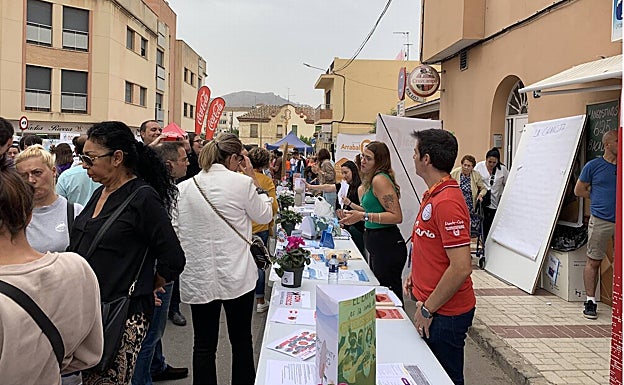 La calle se llenó con más de 40 stands dedicados a los jóvenes. 